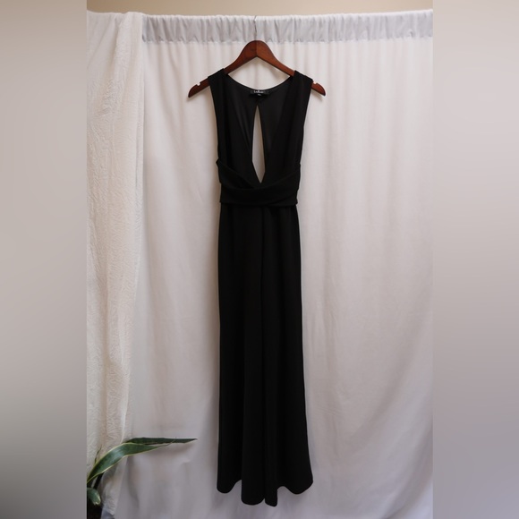 MAKE MEMORIES BLACK PLUNGE SLEEVELESS WIDE-LEG JUMPSUIT - Picture 2 of 6